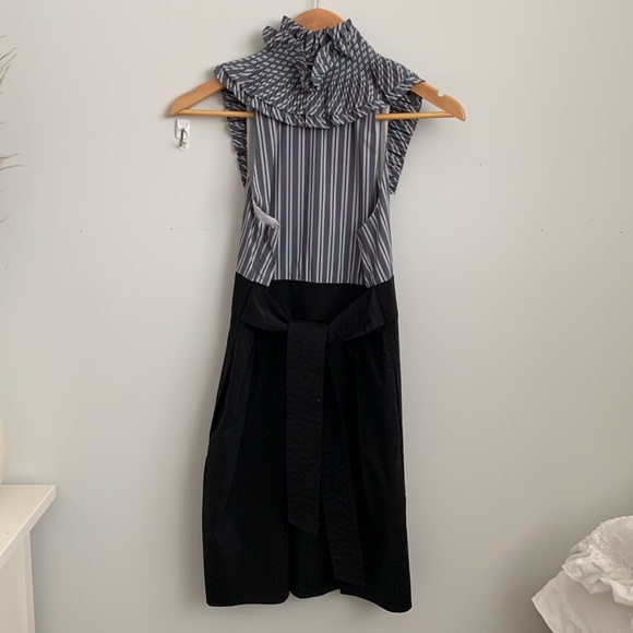 BCBG dress. Ruffle collar. Pleated skirt with pockets. - Picture 5 of 7